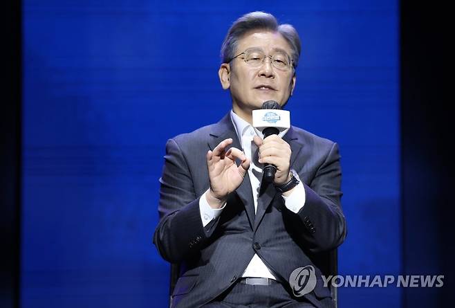 7월 4일 오후 충북 청주시 서원구 CJB컨벤션센터에서 열린 더불어민주당 대선 예비경선 행사 '국민면접'에서 이재명 경기지사가 발언하고 있다. [연합뉴스 자료사진]