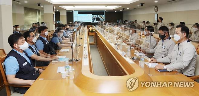 마주 앉은 현대차 노사 교섭 대표들 [현대차 노조 제공. 재판매 및 DB 금지] canto@yna.co.kr