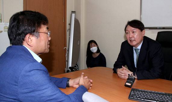 윤석열(오른쪽) 전 검찰총장이 지난 5일 서울대 공학관에서 문재인 정부의 탈원전 정책에 대한 비판을 주도해 온 주한규 서울대 원자핵공학과 교수를 만나 대화하고 있다. (사진=연합뉴스)