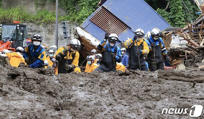 산사태가 덮친 일본 시즈오카현 아타미시에서 구조 작업이 진행되고 있다. © AFP=뉴스1