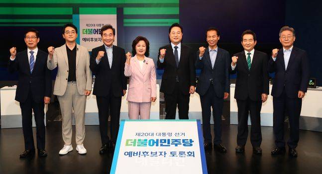 더불어민주당 대선 경선 예비후보들이 5일 서울 마포구 JTBC 스튜디오에서 열린 합동 TV 토론에 앞서 기념촬영을 하고 있다. 왼쪽부터 양승조, 박용진, 이낙연, 추미애, 김두관, 최문순, 정세균, 이재명 후보. ⓒ국회사진취재단