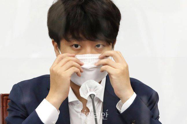 국민의힘 이준석 대표가 5일 서울 여의도 국회에서 열린 최고위원회의에서 마스크를 고쳐쓰고 있다. ⓒ데일리안 박항구 기자