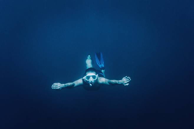 Free divers, who don’t use a breathing apparatus, can train themselves to dive for long periods, pushing their physiological limits. (Getty Image Bank)