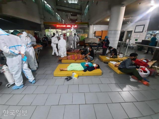 지난달 27일 인도네시아 동부자바주 수라바야의 한 종합병원 응급실 앞에 마련된 매트리스에 환자들이 누워 있다. 동부자바한인회 제공