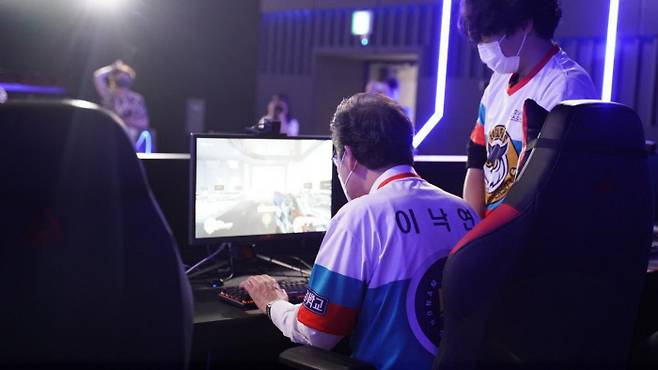 더불어민주당 대권주자 이낙연 후보가 지난달 30일 호남대 e스포츠산업학과 학생들과 간담회를 가진 뒤 게임 오버워치를 체험하는 모습. 이낙연 페이스북 캡쳐