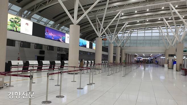 코로나19 영향으로 텅텅 빈 제주국제공항 국제선 대합실 일부가 국내선 이용객을 위해 쓰인다. 박미라 기자