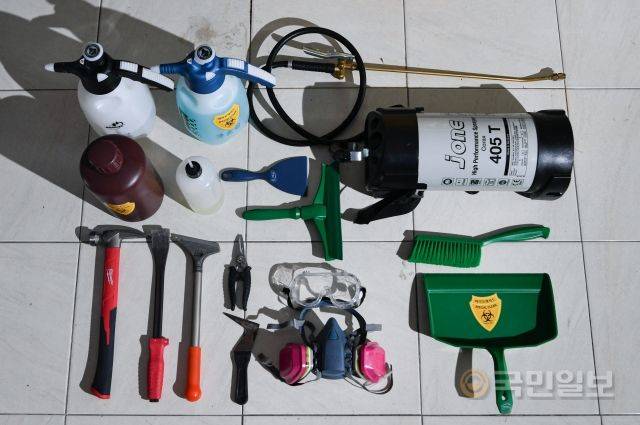 유품정리와 특수청소에 쓰이는 청소도구들. 혈흔이나 부패물이 벽지, 타일 등으로 스며들어 굳는 경우가 많아 다양한 도구가 필요하다.