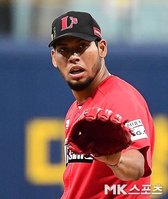 6일 오후 서울 고척스카이돔에서 "2021 KBO 리그" SSG 랜더스와 키움 히어로즈 경기가 열렸다. SSG 선발 폰트가 역투하고 있다. 폰트는 1회말 키움 이용규, 김혜성, 이정후 세타자 연속 삼진처리했다. 사진(서울 고척)=김영구 기자