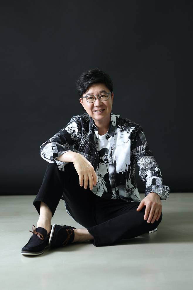 확진자 판정을 받고 생활격리치료소로 입소하기 전 한 잡지사와 찍은 표지 사진.   /사진제공=브라보마이라이프