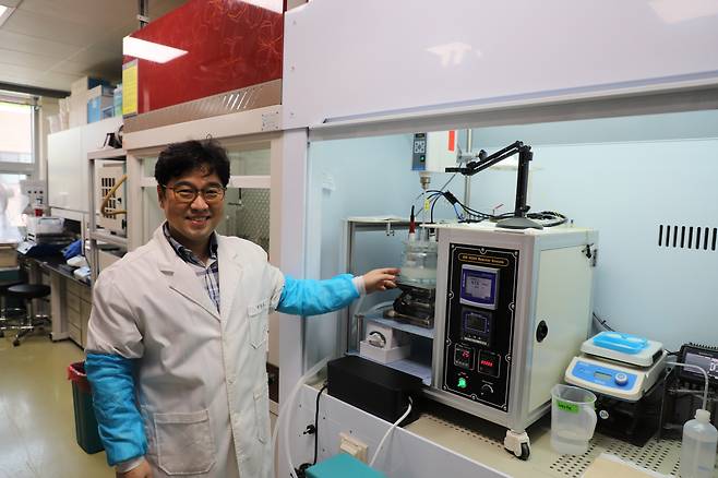 방준환 지질자원연구원 박사가 실험실에서 연구내용을 설명하고 있다.[한국지질자원연구원 제공]