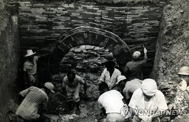 무령왕릉 발굴 모습 [국립공주박물관 제공=연합뉴스 자료사진. 재판매 및 DB 금지]