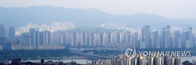 서울 남산에서 바라본 한강 너머 서초구 일대 아파트 단지 모습 [연합뉴스 자료사진]
