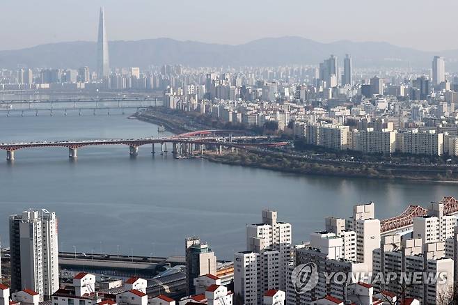 서울 매봉산에서 바라본 송파, 강남구 일대 아파트 단지·빌딩 숲 연합뉴스 자료사진]