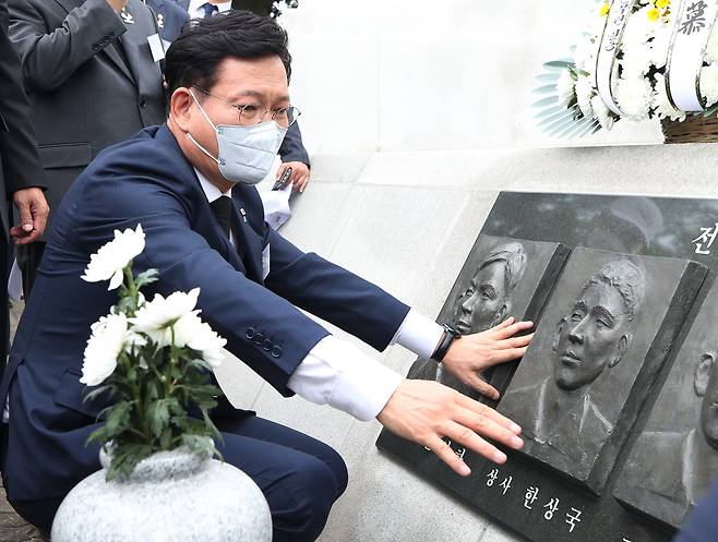 민주당 송영길 대표가 지난 29일 해군 2함대 서해수호관 광장에서 열린 '제2연평해전 19주년 기념식'에서 전사자들의 부조상을 어루만지고 있다. /연합뉴스