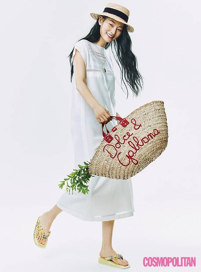 니트 드레스 1백25만원 배리. 페도라 39만원 헬렌 카민스키. 스트로 백 가격미정 돌체앤가바나. 목걸이 (위부터)21만원 빈티지헐리우드. 1백24만원 골든듀. 플립플롭 2백67만원 로저 비비에.