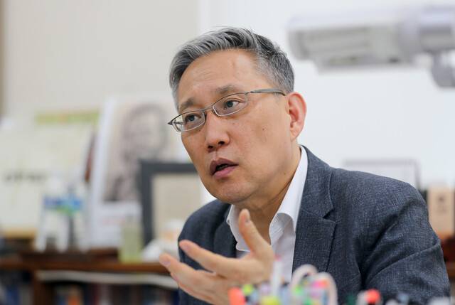 남기정 서울대 교수가 1일 오후 서울대학교 일본연구소 연구실에서 <한겨레>와 인터뷰 하고 있다. 이종근 선임기자 root2@hani.co.kr
