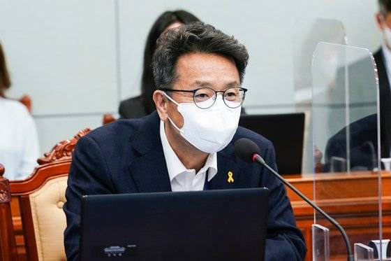 이철희 정무수석이 청와대 여민관에서 문재인 대통령 주재로 열린 수석·보좌관회의에 참석해 인사말을 하고 있다. 뉴스1