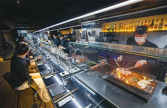 지난해 5월 문을 연 와인바 ‘목탄장’은 코로나19 사태에도 불구하고 매월 최고 매출 기록을 경신 중이다. <최영재 기자>