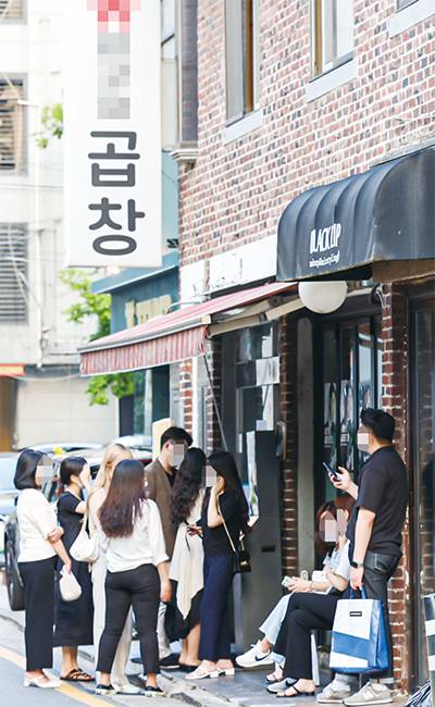 압구정 로데오거리 상권의 일부 식당들은 줄을 서 기다려야 할 정도로 인기를 끈다. <최영재 기자>