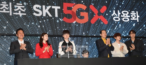 “인류의 삶 바꿀 5G 시대 개막” - SK텔레콤이 3일 서울 중구 을지로 SKT타워에서 열린 ‘5G 론칭 쇼케이스’에서 세계 최초 5G 가입자 겸 홍보대사들을 소개하고 있다. 왼쪽부터 박정호 SK텔레콤 사장, ‘피겨 여왕’ 김연아 선수, 프로게이머 ‘페이커’ 이상혁 선수, 장애인 수영선수 윤성혁씨, 최장기 고객 박재원씨, 엑소의 백현과 카이. 박지환 기자 popocar@seoul.co.kr