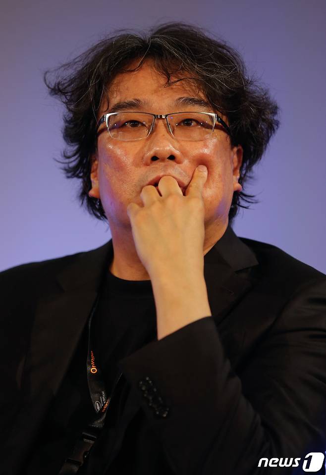 봉준호 감독이 7일(현지시간) 칸 국제영화제가 열리고 있는 프랑스 남부 칸 팔레 데 페스티발 5층 뷔뉘엘 홀에서 열린 본인의 랑데부 아베크(Rendez-vous, Avec)에서 한 프랑스 영화 꿈나무의 질문을 듣고 있다. 2021.07.07/뉴스1 © News1 이준성 프리랜서기자
