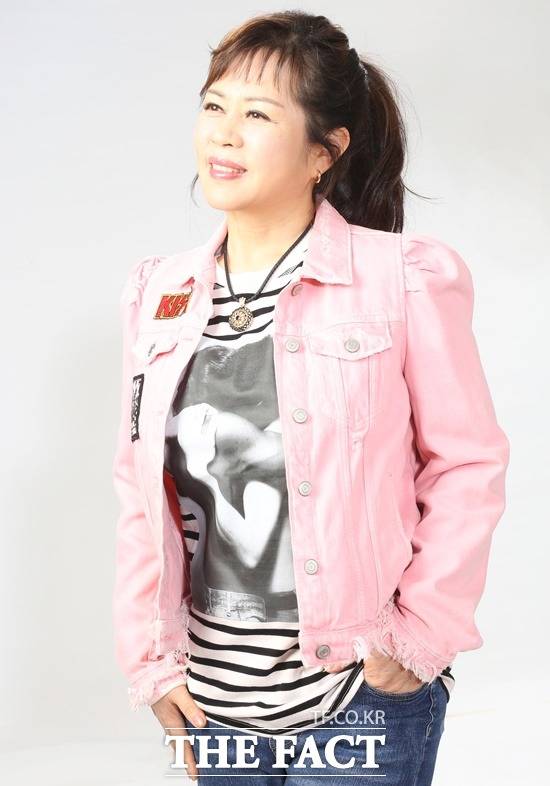 이자연은 데뷔곡이자 인생곡인 '당신의 의미' 외에도 '여자는 눈물인가봐' '구름같은 인생' 등을 발표해 호평을 얻었다. 데뷔 9년만인 95년에는 '찰랑찰랑'(이호섭 작곡)이 크게 히트하며 인기가도에 날개를 달았다. /더팩트 DB