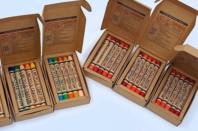 신세계인터내셔날이 유통기한이 임박한 자사 브랜드 립스틱을 모아 재활용한 크레용. [사진=신세계인터내셔날]