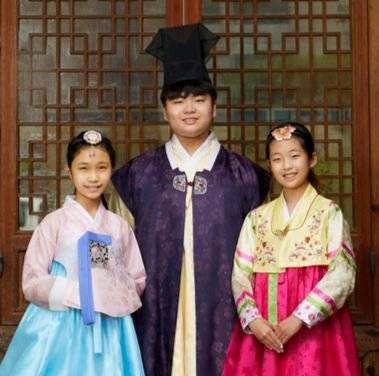 왼쪽부터 이효주(서울 대치초 5) 학생모델과 김재현(서울 풍성중 2)·김민아(경기도 소하초 5) 학생기자가 다양한 한복 체험에 나섰다.
