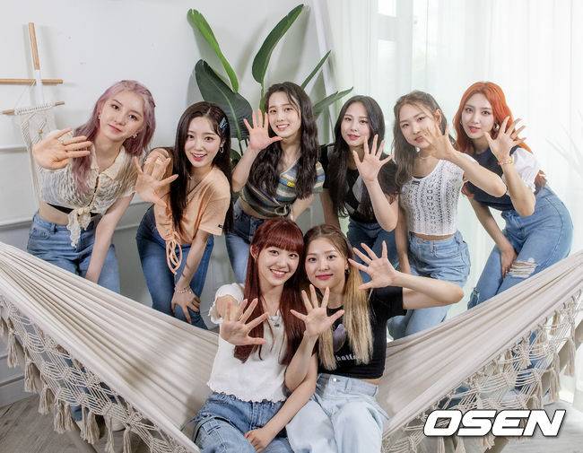 [OSEN=최규한 기자]&nbsp;신인 그룹 라잇썸(LIGHTSUM)이 데뷔를 맞아 서울 서초구 한 스튜디오에서 네이버 V라이브 OSEN ‘스타로드’ 녹화를 진행했다.라잇썸은 큐브가 약&nbsp;3년 만에 선보이는 신인 걸그룹으로 상아,&nbsp;초원,&nbsp;나영,&nbsp;히나,&nbsp;주현,&nbsp;유정,&nbsp;휘연,&nbsp;지안&nbsp;8인으로 구성된 그룹이다.&nbsp;라잇썸의 데뷔 싱글&nbsp;'바닐라'는 마블 영화 어벤저스의 인터내셔널판 주제곡&nbsp;‘In Memories’,&nbsp;오마이걸의&nbsp;‘비밀정원’, ‘살짝 설렜어’&nbsp;등을 작곡 및 편곡한 작곡가 스티븐 리(STEVEN LEE)와 소녀시대, AOA,&nbsp;여자친구 등의 곡을 제작한 스웨덴 싱어송라이터 캐롤라인 구스타프슨(Caroline Gustavsson),&nbsp;영국 작곡가 제이.&nbsp;리틀우드(J. Littlewood)&nbsp;등 국내외 유수의 작가진이 참여한 곡이다.라잇썸 멤버들이 모두 모여 ‘스타로드' 촬영에 앞서 포즈를 취하고 있다. 2021.06.10 / dreamer@osen.co.kr