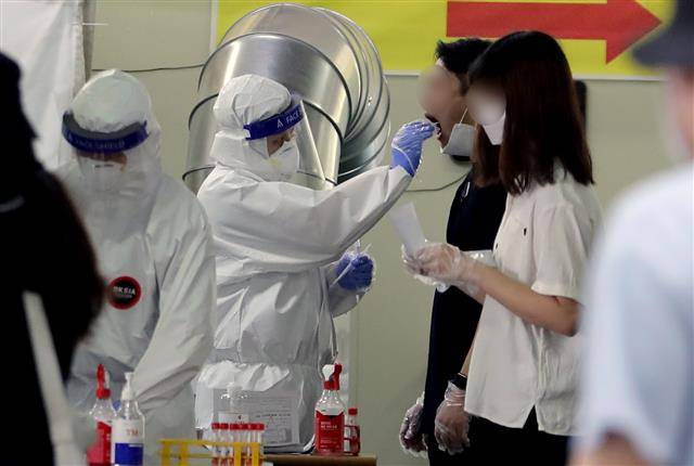 코로나19 확산...진단검사 받는 부천시민들 - 경기 부천시가 19일까지 2주간 지역 내 모든 학원 종사자 7000여명을 대상으로 코로나19 진단검사 이행 행정명령을 내렸다. 사진은 7일 오전 경기 부천시 종합운동장에 마련된 선별검사소의 모습. 2021.7.7 뉴스1