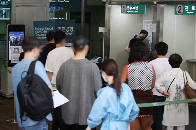 8일 오후 영종도 인천국제공항 제2터미널 코로나19 검사센터에서 시민들이 검사를 기다리고 있다. 연합뉴스
