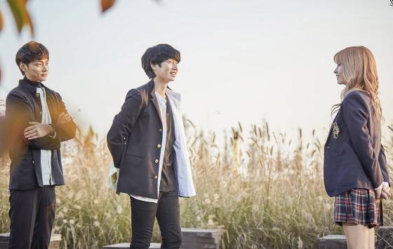 (왼쪽부터) 민경훈, 김희철, 모모가 뮤직비디오 '나비잠'에 함께 출연한 모습 /사진제공=JTBC