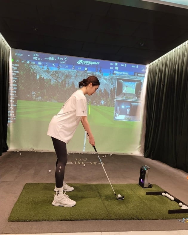 Hyeolim, from the group Wonder Girls, has had fun with Golf.Hyeolim posted a picture on his instagram on the 9th with an article entitled My heart is ahead! Golin.In the photo, Hyeolim is practicing Golf in a member-made Golf Studio private room in Cheongdam-dong, and he was also caught smiling at his mistakes.Although he is still in a awkward position, his full motivation for Golf is conveyed through photographs.Yubin, from Wonder Girls, cheered Hyeolim with a comment, Lets go!!!!!!Hyeolim married Taekwondo player Shin Min-chul last year after eight years of devotion.