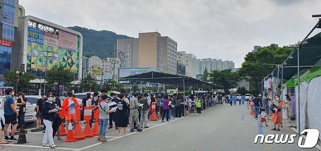 9일 김해시보건소 코로나19 선별진료소 앞에 진단검사 대기 줄이 길게 늘어서 있다. © 뉴스1 김명규 기자