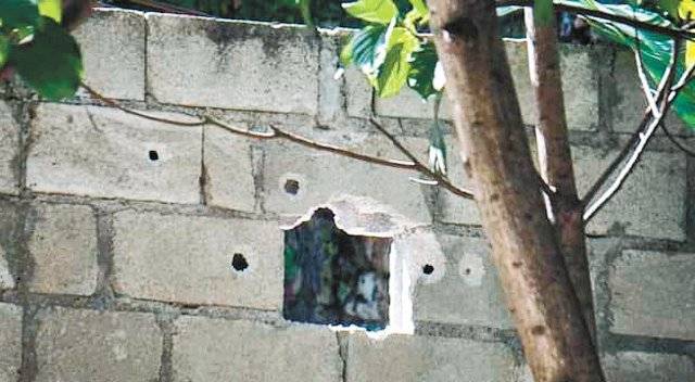 괴한들이 들이닥친 대통령 사저 담장 곳곳에 총알 자국이 나 있다. 포르토프랭스=AP 뉴시스