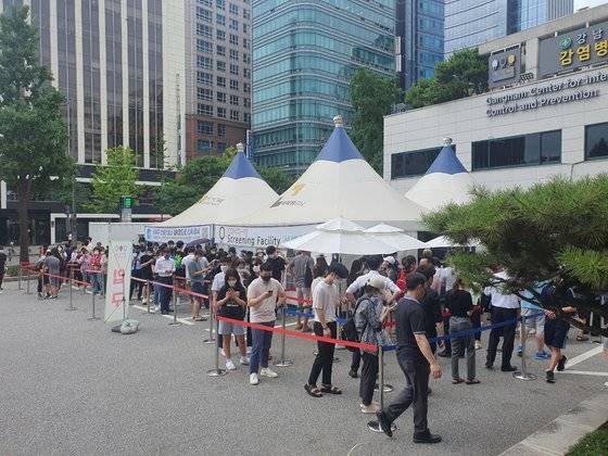 8일 오후 2시쯤 서울시 강남구 삼성동 내 강남보건소에서 코로나 검사를 받기 위해 인파가 줄지어 있다. 2,30대로 보이는 이들이 상당수 눈에 띈다. 박사라 기자.