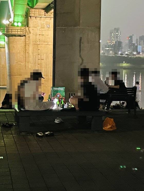 6일 한강공원에서 밤 10시가 지난 시각 음주를 하는 사람들. 허정원 기자.