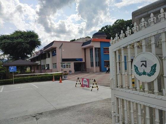 학교 옆에 새로 낸 정문. 학교 터를 이리저리 살피는데 교내 안전원으로 보이는 분이 다가와 의심스런 눈초리로 누구냐고 묻는다. 박사마을 구경 왔다고 하니 경계심을 푼다. 아저씨들은 어딜 가나 조심할 일이다.