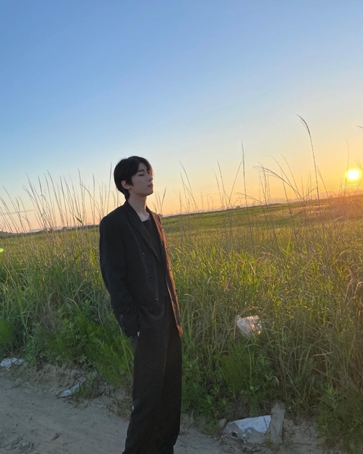 Group Victon member Han seung-woo showed off perfect visuals.Han Seung-woo posted a picture on his Instagram on the 9th with an article called sunrise.The photo showed a han seung-woo posing in the background of the sunrise. The emotional atmosphere filled the picture.In particular, Hansung-woo showed off his sculptural appearance by perfecting his hairstyle, which he raised his hair and turned to the side.Han seung-woos gorgeous suit styling also draws attention: possessing the perfect physical, he wore trendy silhouette wide pants in an overfit jacket with a right-angled shoulder.Dressed in chic all black, he snipped at fan-shy, sporting a masculine charm.Fans of the han seung-woo who saw the photos responded such as Pit is heavenly, and Sungwoo shining more than the sun.On the other hand, Hansung-woo will hold a special stage Fade on November 11 and have a special time with fans before enlisting.