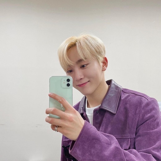 Group Seventeen member Boo Seungkwan left a certification shot of the Teabing original Idol dictation.Boo Seungkwan posted several photos on his instagram on the 9th with heart emoticons without any special comments.The photo shows Boo Seungkwan, who has blonde hair and shows off her shining beauty.Boo Seungkwan, who smiled blandly and took a mirror selfie, shot a fan-size figure, boasting large eyes, sleek jawline and white skin.In the ensuing photo, Boo Seungkwan is cutely blowing a half heart or drinking coffee at the filming of the Idol dictation contest.Boo Seungkwans fashion, which matches the set of colorful backgrounds, stands out; Boo Seungkwan wore a suede jacket with a white tee and purple.Along with this, she sported long legs by matching slim soft denim pants, a styling full of refreshingness despite her long-sleeved and long pants.On the other hand, group Seventeen, which Boo Seungkwan belongs to, recorded more than 1.36 million copies of the first edition of the mini 8th album Young Choice.