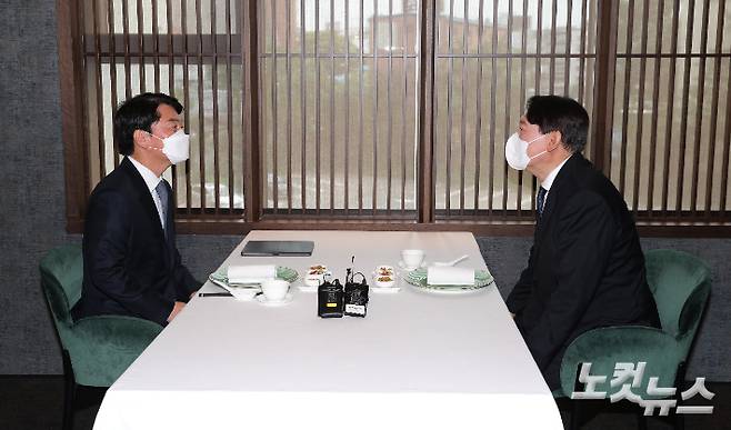 안철수 국민의당 대표(왼쪽)와 윤석열 전 검찰총장이 7일 서울 종로구 한 중식당에서 오찬 회동을 하고 있다. 국회사진취재단