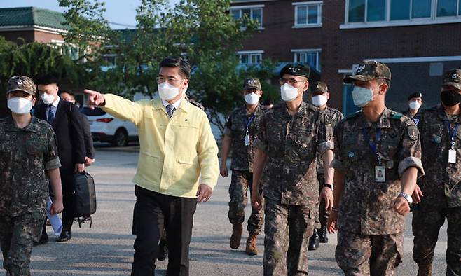 서욱 국방부 장관이 9일 오후 충남 논산 육군훈련소에서 방역태세 현장지도를 하고 있다. 국방부 제공