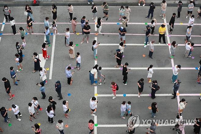 오늘도 이어지는 검사 행렬 (서울=연합뉴스) 홍해인 기자 = 9일 오전 서울 강남구 보건소 선별진료소를 찾은 시민들이 신종 코로나바이러스 감염증(코로나19) 검사를 위해 차례를 기다리고 있다.      중앙방역대책본부는 이날 0시 기준으로 신규 확진자가 1천316명 늘어 코로나 사태 이후 가장 많은 수를 기록했다고 밝혔다. 2021.7.9 hihong@yna.co.kr