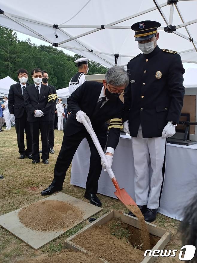 최재형 전 감사원장의 부친인 고(故) 최영섭 예비역 해군 대령 안장식이 10일 국립대전현충원 제7묘역에서 열린 가운데 최 전 원장이 허토를 하고 있다. 최 일 기자©뉴스1