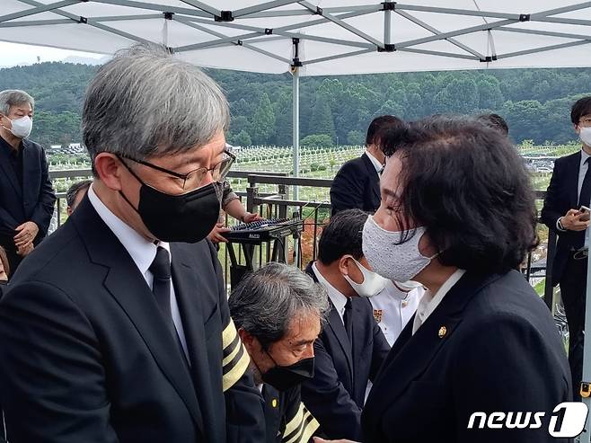 최재형 전 감사원장의 부친인 고(故) 최영섭 예비역 해군 대령 안장식이 10일 국립대전현충원 제7묘역에서 열린 가운데 국민의힘 조명희 의원(오른쪽)이 최 전 원장을 위로하고 있다. ©뉴스1 최 일 기자