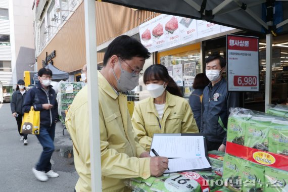 한대희 군포시장 관내 상가 방역상황 점검. 사진제공=군포시