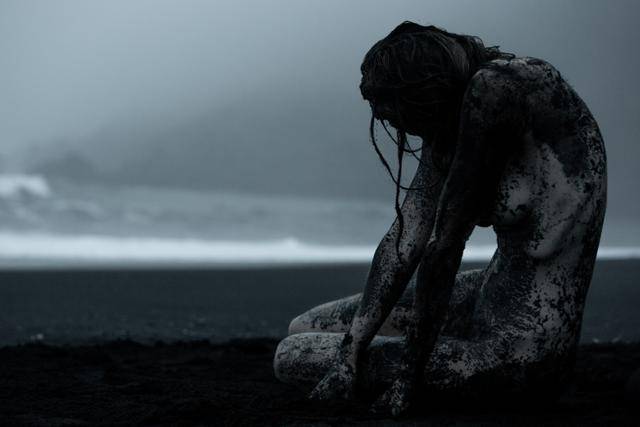 화산재를 뒤집어쓴 한 여성이 마을을 찾는다. 기이한 일은 그렇게 시작된다. 넷플릭스 제공