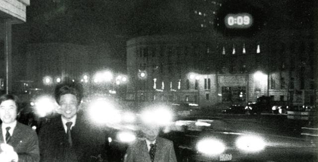 1982년 1월 5일 37년 된 '통금'이 사라지는 역사적인 첫밤을 서울 시민들은 소란없이 보냈다. 0시 9분을 알리는 시청 전광시계판 앞에 시민들은 느긋이 활보했고 택시도 한가롭게 움직였다. 한국일보 자료사진