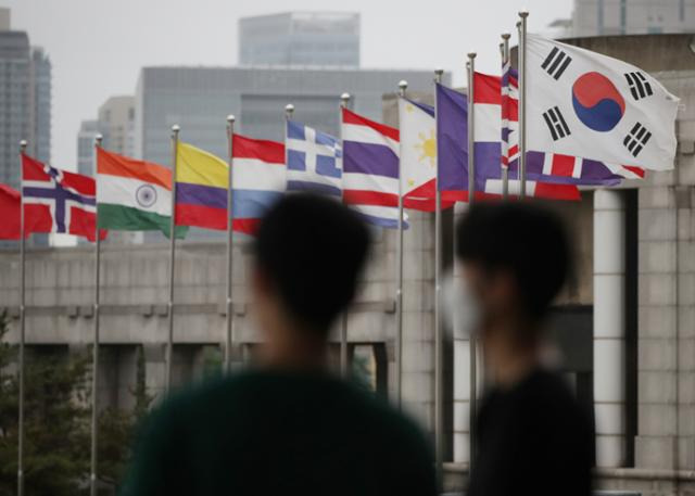 4일 오후 서울 용산구 전쟁기념관에서 태극기를 비롯한 국기들이 바람에 날리고 있다. 유엔무역개발회의(UNCTAD)가 한국의 지위를 개발도상국에서 선진국 그룹으로 변경했다. UNCTAD가 1964년 설립된 이래 개도국에서 선진국 그룹으로 지위를 변경한 것은 한국이 처음이다. 연합뉴스