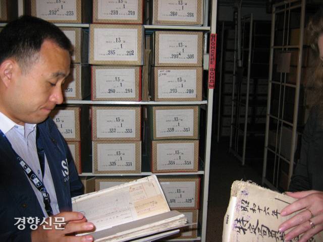러시아 사할린주 문서보관소를 방문한 오일환 당시 강제동원위원회 유해팀장 / 오일환 제공
